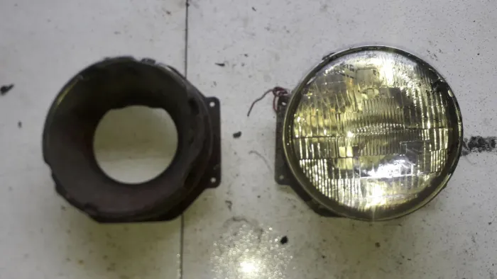 Farol Chevette antigo com suportes 