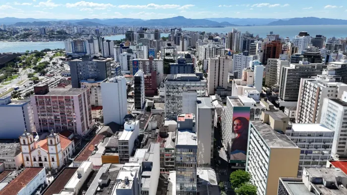 Prédio Comercial no Calçadão do Centro de Florianópolis | 5 Pavimentos + Loja Alugada | R$