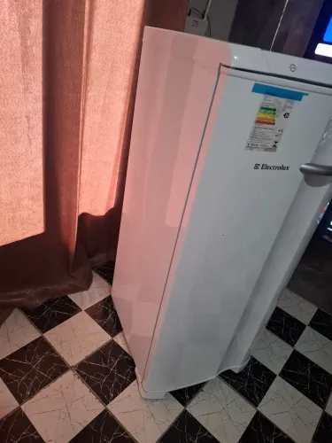 Vendo lindo freezer 180 litros funcionando 100% $680 reais e intrego 