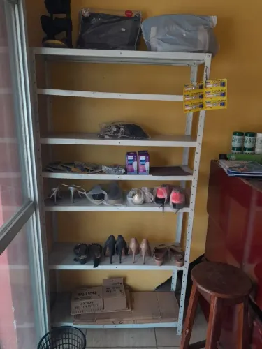 Estante em aço em perfeito estado 