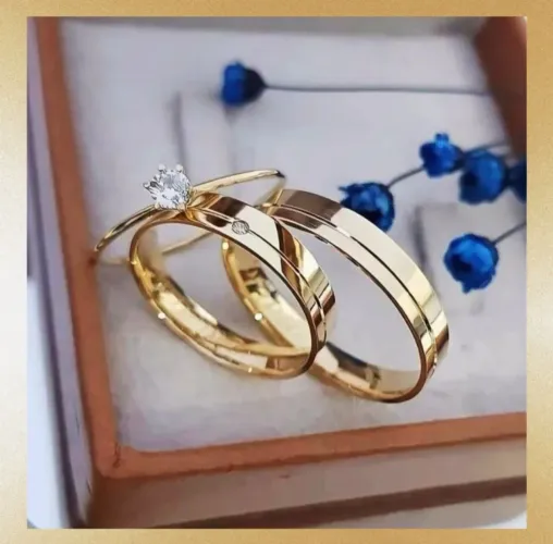 Par de Alianças Tradicionais Retas c Friso 4mm Ouro18K Banho + Solitário. Super Promoção!