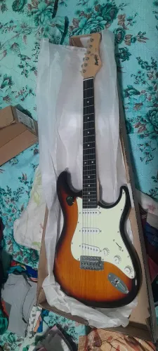 Vendo uma guitarra semi conservada 600rs
