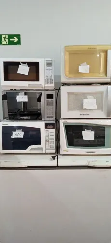 Vários modelos de microondas semi novo sem ferrugem já com valores escritos em cada unidad
