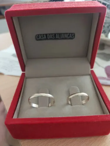 Vendo par alianca de ouro