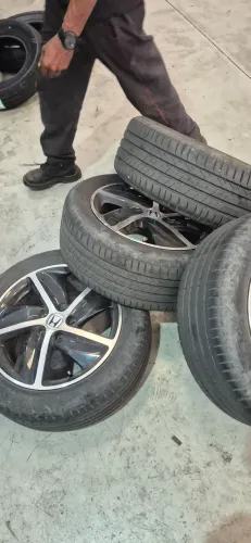 Vendo kit com 4 pneus Pirelli na medida 215/55 R17.