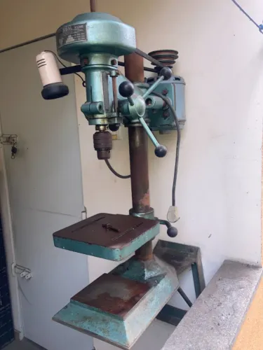 Furadeira De Coluna Antiga com suporte parede giratório