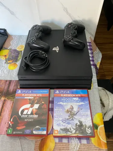 PS4 Pro 1TB + 2 Controles + 2 Jogos