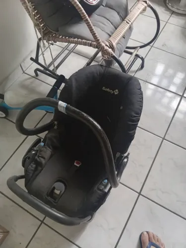 Carrinho de bebê com bebê conforto