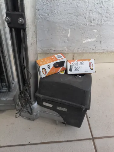 Motor e peças usado para portão automático
