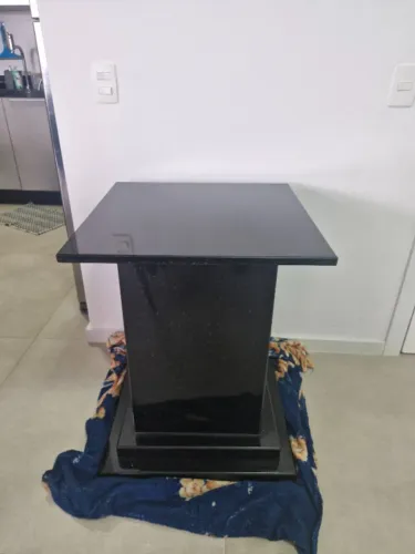 Mesa de jantar luxuosa, pé de mármore negro e tampo quadrado de vidro, 8 lugares.