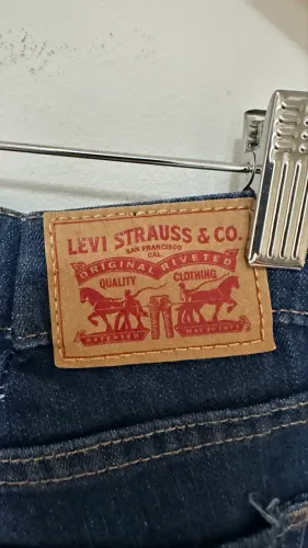 Calça levis feminina modelo 712 Slim azul marinho tamanho 28