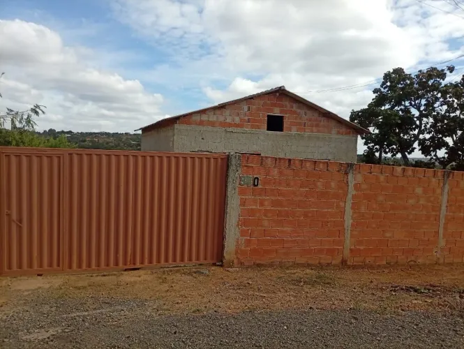 Casa e barracão em Caetanópolis 