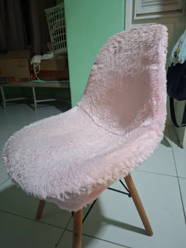 Cadeira Eames Eiffel com capa Felpuda Rosa