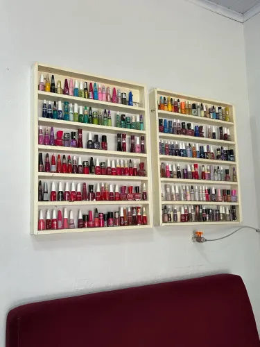 Duas prateleiras de esmalte