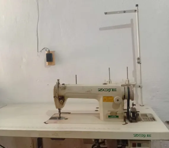 Vende se Maquina de Costura seminovo