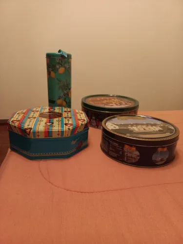 Coleção de 4 latas de biscoitos vazias