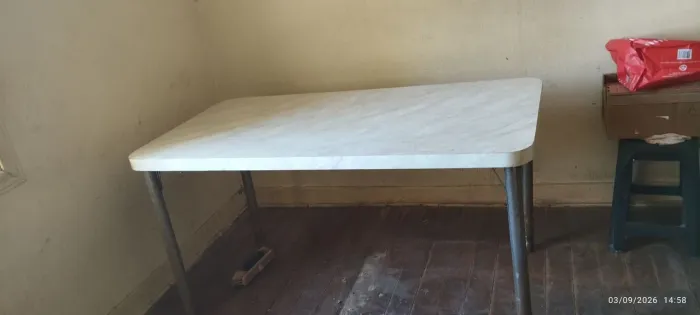 Mesa fórmica pés de ferro