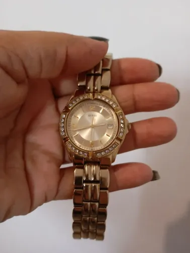 Relógio Guess dourado com calendário e data, brilhante em volta bem luxuoso
