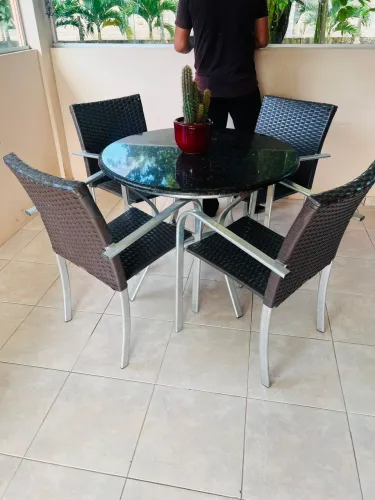Conjunto de cadeiras e mesa para terraço
