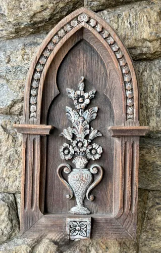 Quadro em Arte Sacra e Colonial em Madeira Entalhada - Antiguidade