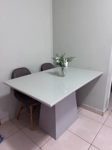 Mesa de Jantar em MDF com 4 Cadeiras - Excelente Estado!
