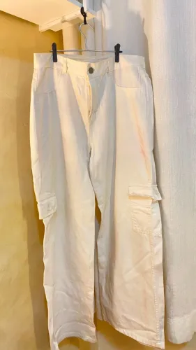 Calça jeans cargo tamanho 46 com bolsos na lateral