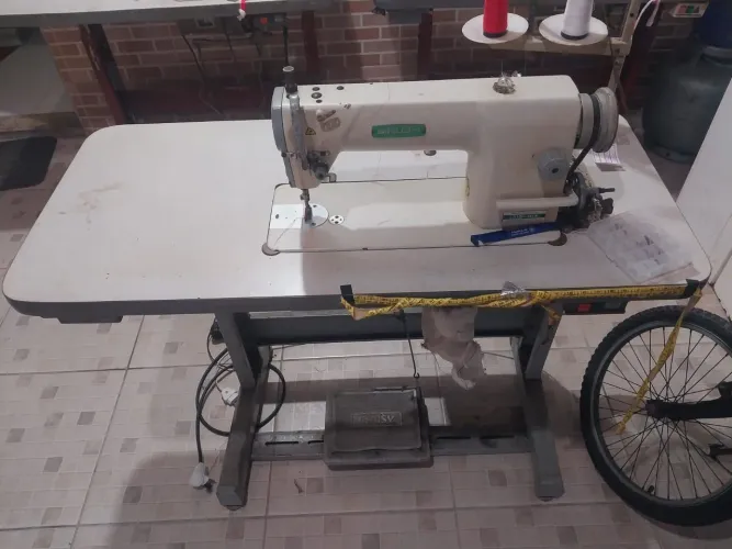 Máquina de costura reta industrial