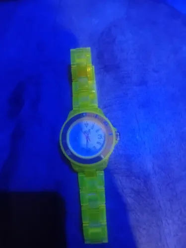 Relógio amarelo neon 