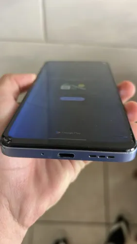 Celular com trinco e com linha na tela, fora isso funciona tudo perfeitamente 