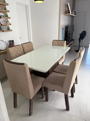 VENDO MESA DE JANTAR COM 6 CADEIRAS