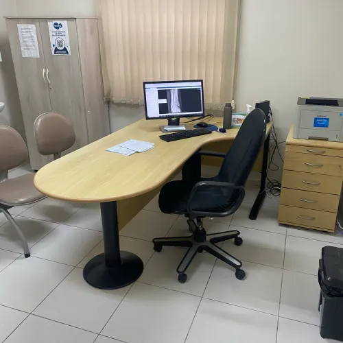 Mesa e estante para escritório