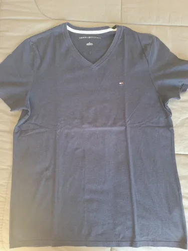 Camiseta gola V Tommy Hilfiger azul marinho tamanho M