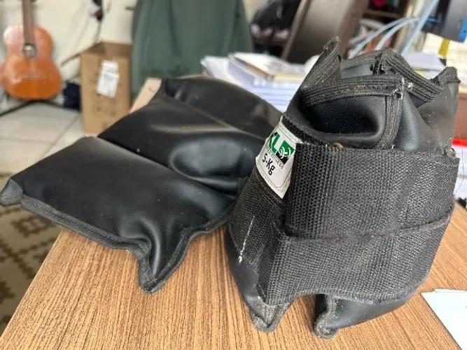 Um par de caneleiras de 5Kg