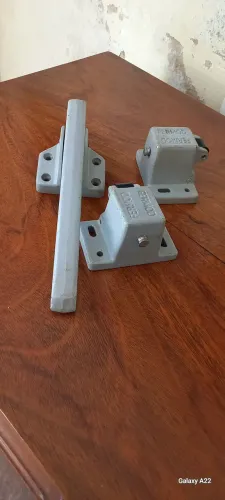 macaneta de camara fria ,de aluminio vai com 2 batentes nova.