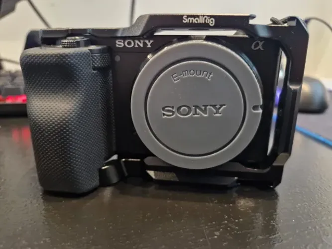 Sony ZV-E10 com acessorios e lente viltrox