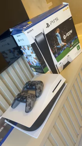 PS5 com 8 meses de uso