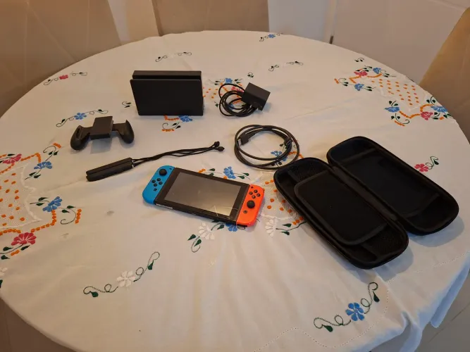 Nintendo Switch V2 completo + case