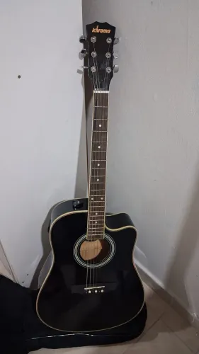Violão acústico em perfeito estado