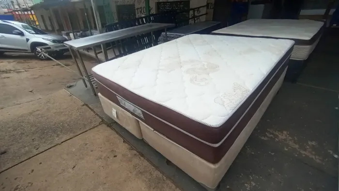 Cama box Queen size Colchão molas ensacandas