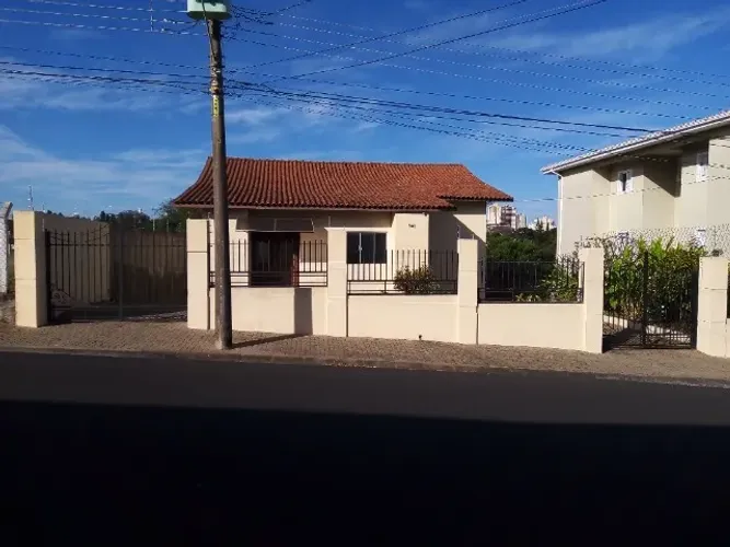 Casa em São Carlos com 8 quartos/salas, para lar de idosos escola e clinicas.Aceita trocas