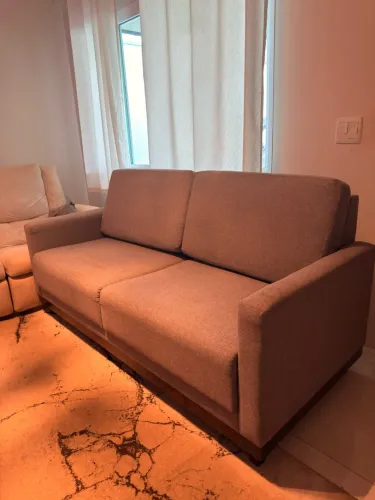 Sofá Living 2 Lugares Estofados Catarinense Modelo Palermo - Linho Cinza e Base em Madeira
