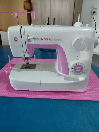 Máquina de costura singer simple seminova