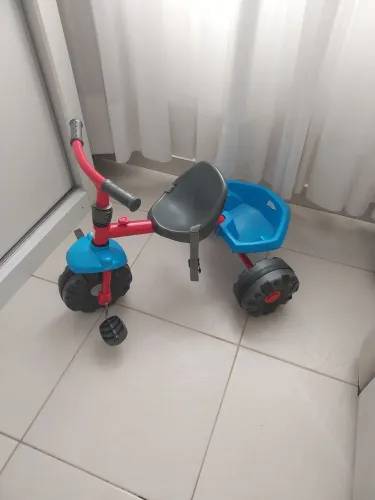Triciclo Bandeirante Smart Plus vermelho e azul
