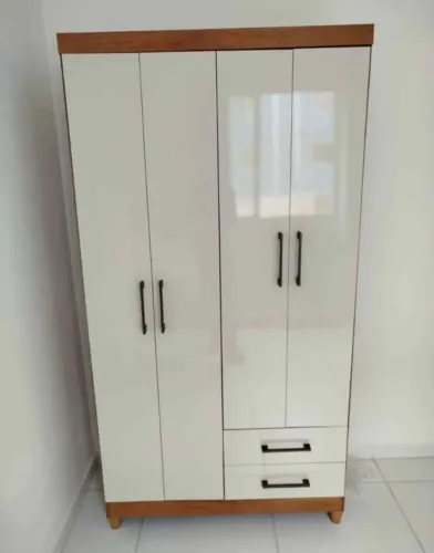 Guarda roupa 4 portas e 2 gavetas