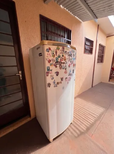 Vendo máquina de lavar Brastemp + geladeira Consul - R$ 500,00 os dois. Precisa de reparo.