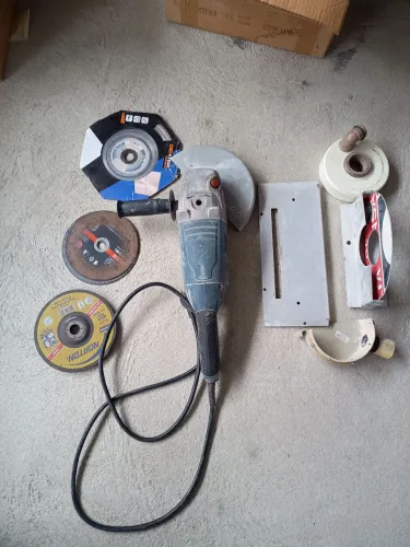 Vendo Lixadeira Angular GWS 22 U 7 Pol. 2200W 220V BOSCH, Funcionando.