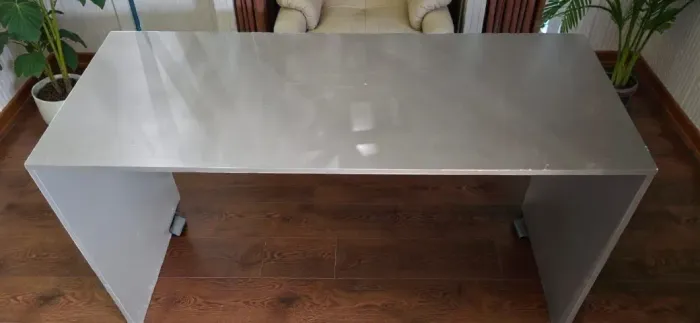 Escrivaninha de escritório, de mdf, cinza, em bom estado.