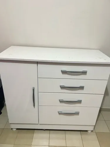 Cômoda branca grande e espaçosa