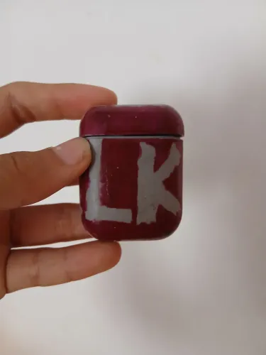Fone de ouvido, tá com muito defeito, tá sem um lado e pintado com esmalte, mais tá pegand