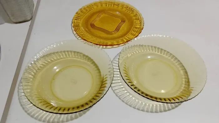 Conjunto duas saladeiras colorex e um prato bolo ambar